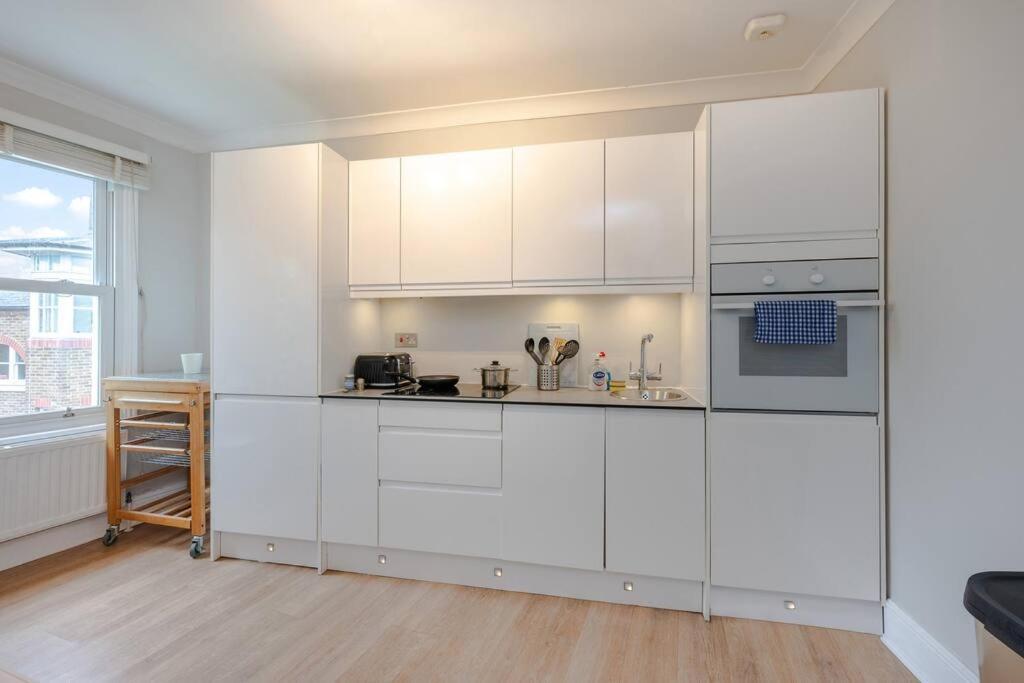 Апартаменты Cosy 2 Bed In Kensington Olympia Лондон Экстерьер фото